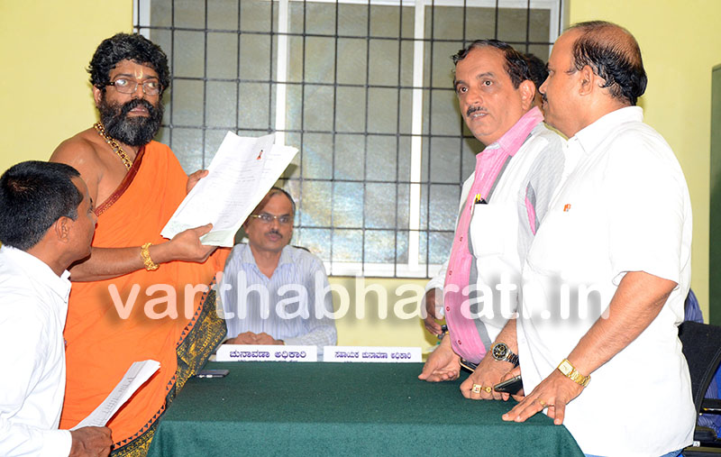 ಉಡುಪಿ ಕ್ಷೇತ್ರದಿಂದ ಪಕ್ಷೇತರರಾಗಿ ಶಿರೂರು ಶ್ರೀ ನಾಮಪತ್ರ ಸಲ್ಲಿಕೆ